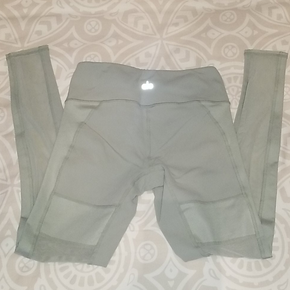 SOLD ⭐ Alo Yoga Lean Leggings in Sea Mist - Picture 4 of 5